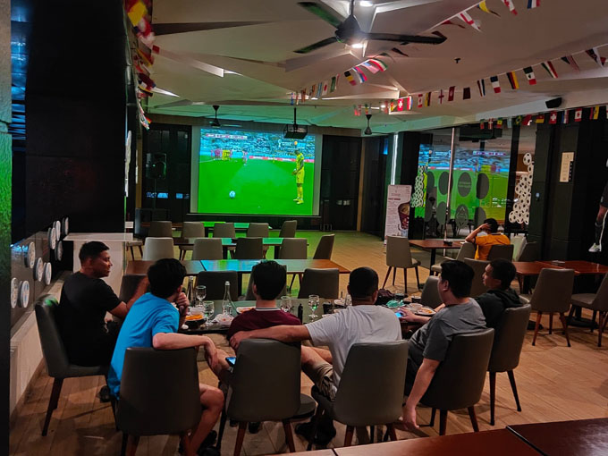 Suasana kemeriahan nontor bareng Piala Dunia Qatar 2022 di Novotel Pekanbaru, Ahad (20/11/2022).